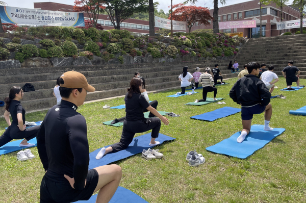 교내 녹지원에서 필라테스 오픈 클래스 ‘다함께 DST 봄’ 진행 모습