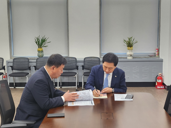 이은권 국민의힘 대전시당위원장이 9일 김기현 국민의힘 대표를 만나 대전지역 현안 해결을 요청하고 있다.