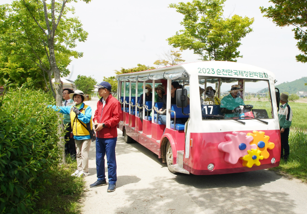 이완섭 서산시장, 2023 순천만국제정원박람회를 관람하는 모습