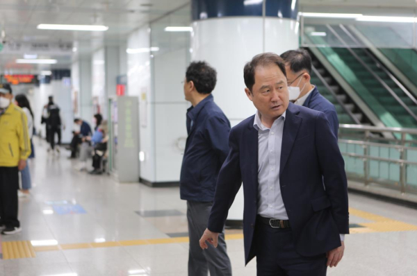 연규양 대전교통공사 사장이 유성온천역 고객동선에 따라 역사 시설물을 꼼꼼히 점검하고 있다