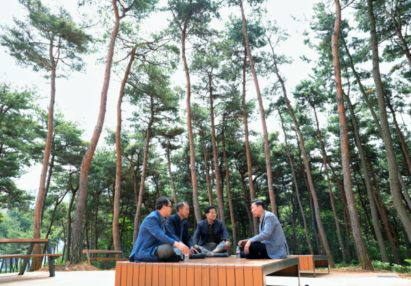 지난 10일 환동공원을 찾은 주민들.