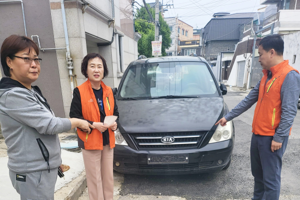 세원관리과 주무관들이 체납 차량 번호판을 영치하고 있다.