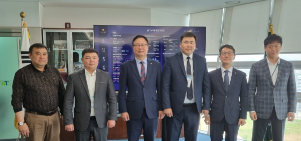 키르기스스탄 농업개발사업 연수단 방문 기념사진* 키르기스스탄 농업부 ‘나씨르디노브 싸맛’ 차관(우측 3번째), 우즈겐구 ‘아비카예프 샤브단 알마스베코비치’구청장(좌측 1번째), 한국농수산식품유통공사 기노선 부사장(좌측 3번째), 김형목 유통이사(우측 2번째)