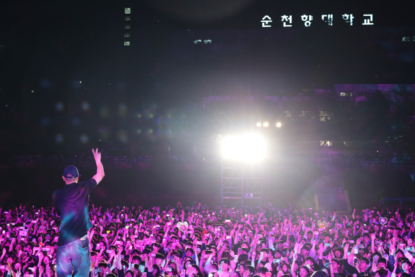 순천향대 ‘2023 Shine your way 피닉시아(PHOENIXIA)’ 축제에서 가수 다이나믹 듀오가 열정적인 공연을 펼치고 있다.