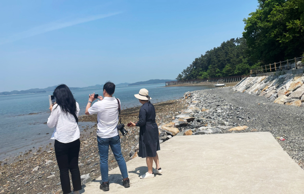 지난 11일 서산시 SNS서포터즈와 관련 공무원들이 가로림만에 찾아가 해양생물과 점박이물범을 관찰하고 감태공장을 견학했다.