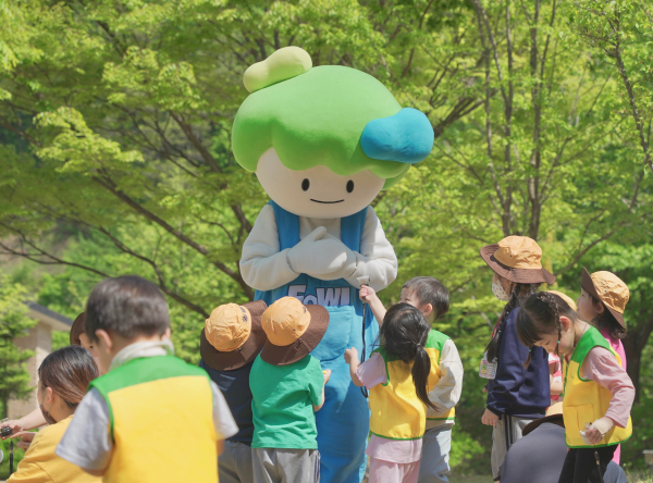 지난 11일 경북 영주시 국립산림치유원을 찾은 어린이들이 인형극 주인공을 바라보고 있다.