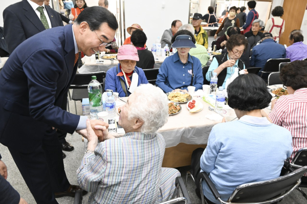 지난 11일 문화동성당에서 관내 어르신 120여 명을 모시고 경로잔치 개최 모습