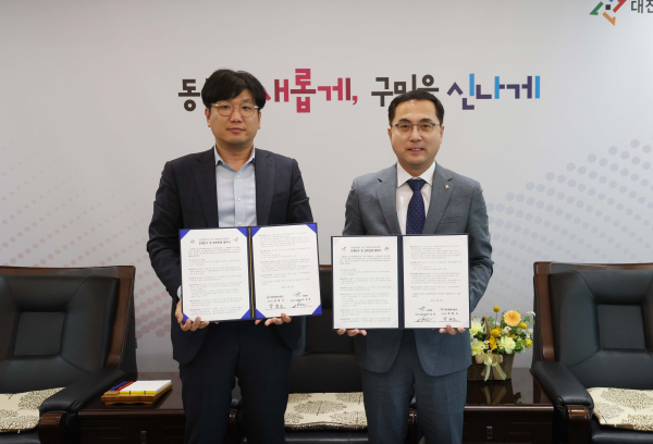 박희조 동구청장(사진 왼쪽)이 이승민 신흥SK뷰 입주자대표회의 회장과 다함께 돌봄센터 설치 업무 협약 후 기념촬영