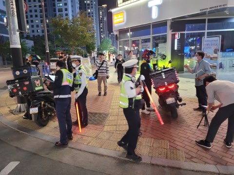 이륜차 불법행위 단속 장면/천안서북경찰서 제공