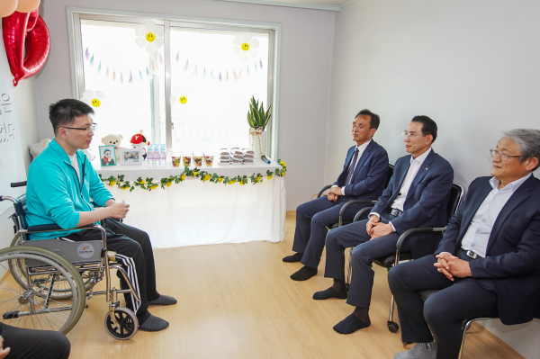 15일 이완섭 서산시장이 석림동 신주공아파트에 자립을 시도하는 김모 씨를 찾아가 격려하고 응원의 메시지를 전달했다