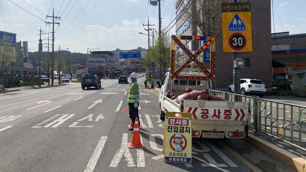 서산시가 여름철 집중호우에 대비해 도로변 빗물받이 정비를 하고 있다.