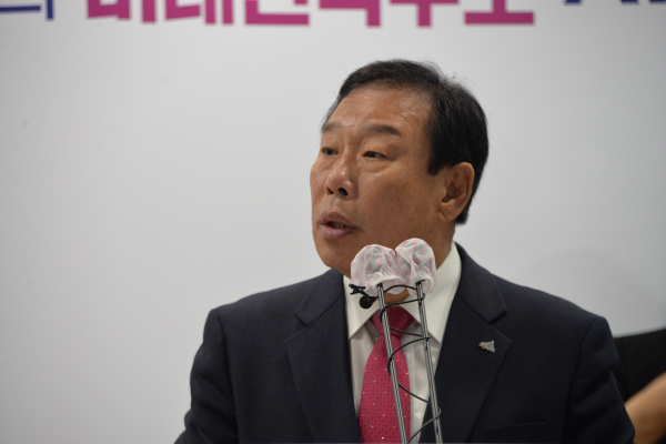 브리핑 하는 최민호 세종시장