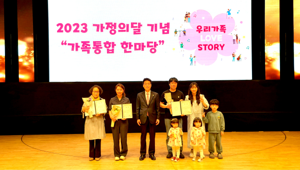 백석대 송기신 총괄부총장이 편지공모전과 사진공모전 백석대학교총장상 수상자들에게 상장을 전달하고, 기념사진