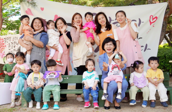 김인식 대전시사회서비스원 원장이 갈마하나어린이집 교사와 아동들과 함께 사진을 찍고 있다.