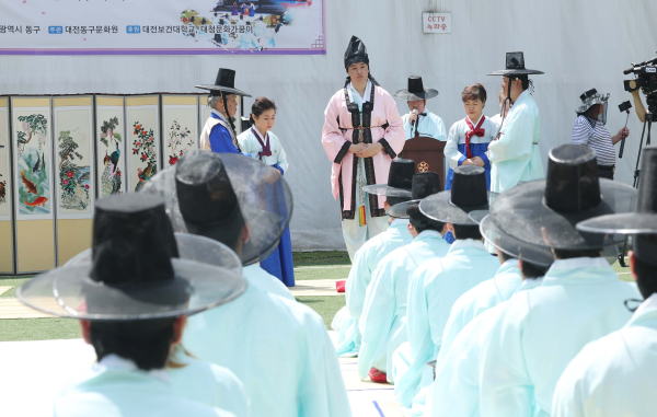 15일 동구문화원에서 열린 제51회 성년의 날 기념 전통 성년례에서 관례가 진행되고 있다.