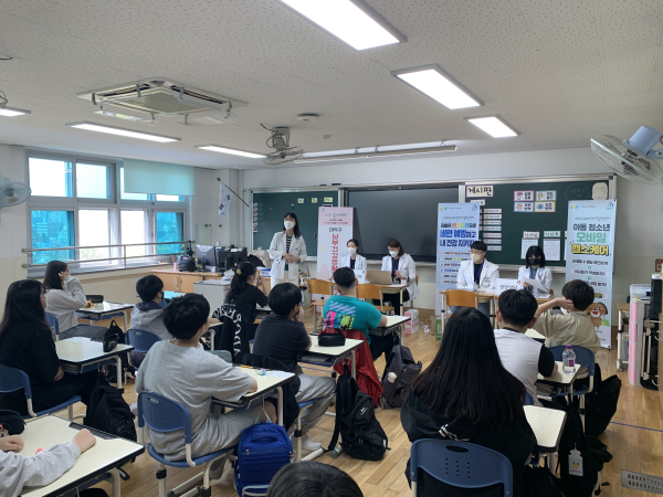 대전 대덕구 남부건강지원센터 직원들이 아동·청소년의 건강관리를 위해 대전 양지초 학생들을 대상으로 ‘모바일 헬스케어’에 대해 설명하고 있다.