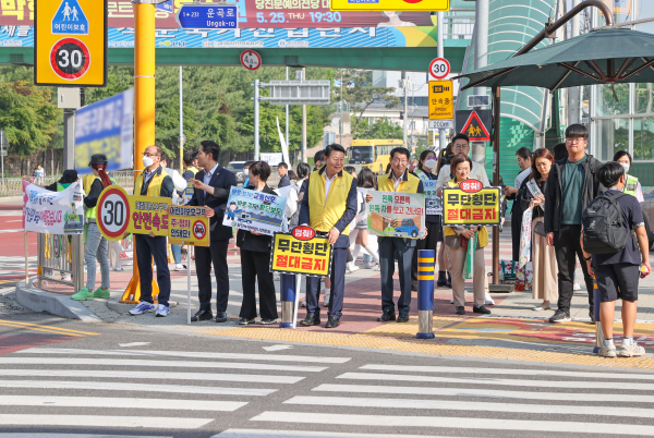 탑동초에서 어린이 교통안전 캠페인 진행 모습