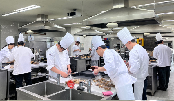 스승의 날을 맞아 고교 은사님께 학생들이 직접 구운 쿠키를 전달 (쿠기작업 모습)