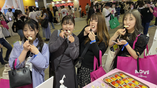 K-푸드 시식 체험행사에 참여 중인 일본 Z세대