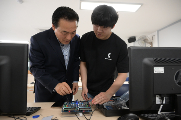 미래인재 양성교육 현장 찾은 백성현 논산시장