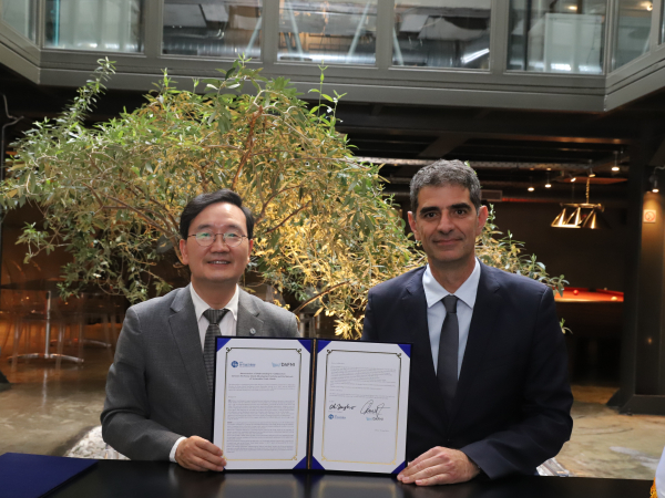 (사진 왼쪽)오동호 원장과 (오른쪽)디미트리오스 리아노스 소장