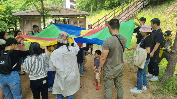 숲 체험 및 다양한 놀이를 지원하는 행복씨앗나눔 프로그램 운영 모습