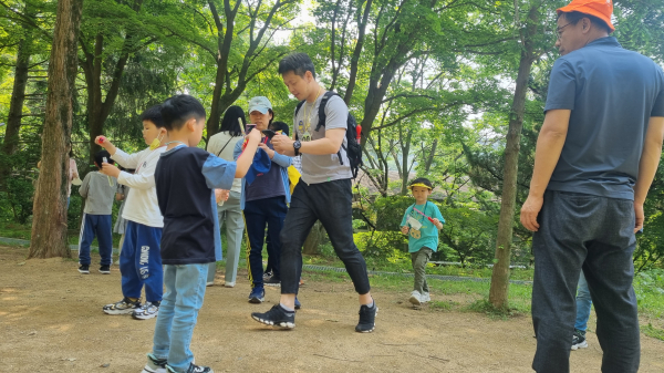 숲 체험 및 다양한 놀이를 지원하는 행복씨앗나눔 프로그램 운영 모습