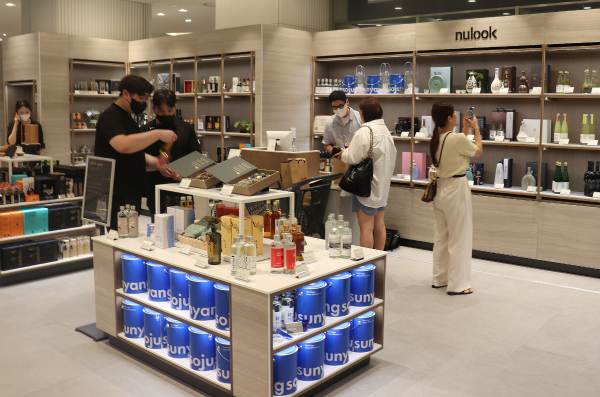 전통주 전문 바틀샵 ‘누룩(nulook)’이 지난 16일 대전 갤러리아 타임월드점을 지하 2층 식품관 내 오픈했다.