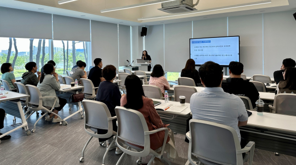 중대재해 예방 역량강화 배움자리에서 중대재해처벌법에 대해 안내하고 있다