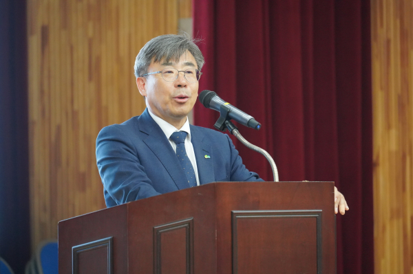 17일 대전평생교육진흥원(대전시 중구)에서 열린 청렴한빛네트워크(대전 소재 공공기관 협의체) 청렴 결의대회에서 남태헌 한국산림복지진흥원장이 서약서를 낭독하고 있다.
