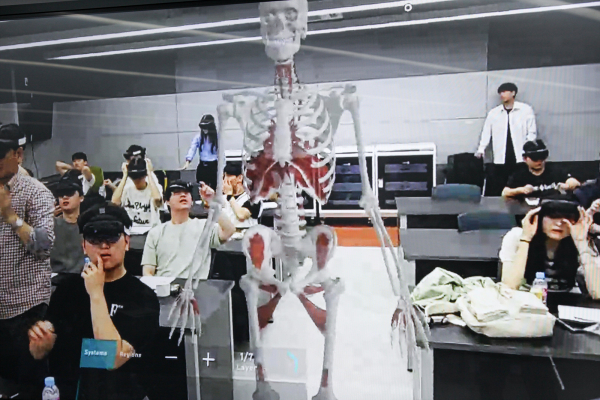홀로렌즈2를 활용한 인체의 뼈, 근육 등 해부학 AR 실습 시연 모습