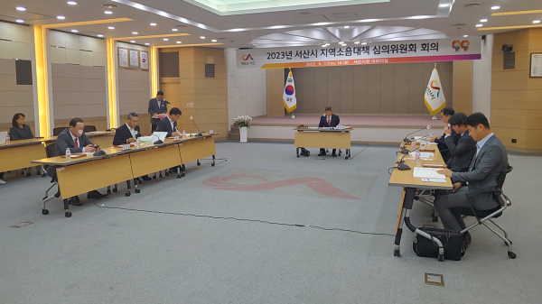 지난 17일 시청 대회의실에서 열린 군용비행장 소음피해보상 지역소음대책심의위원회 모습