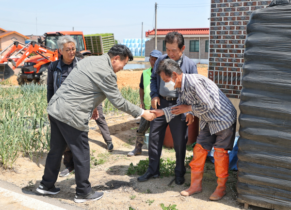 모내기 시연장을 찾아 농민들을 격려하는 오성환 당진시장