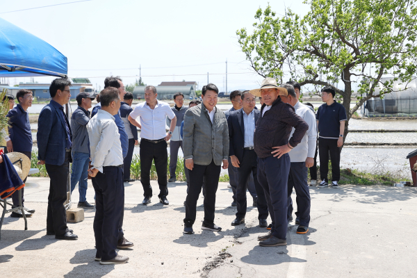 모내기 시연장을 찾아 농민들을 격려하는 오성환 당진시장