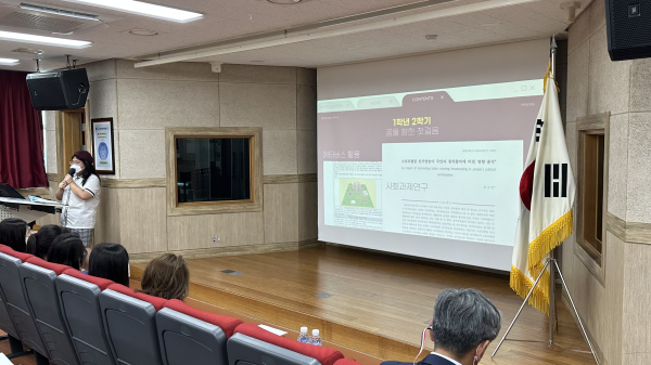 세종국제고 예비 신입생과 학부모들이 학교 견학의 날 행사에 참여하고 있다.