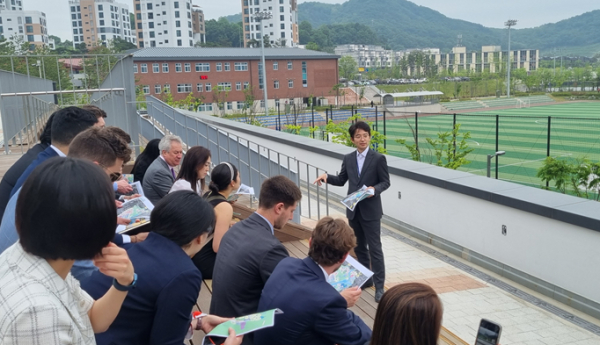 美남가주대학교 러스크 센터 리차드 그린 교수 일행이 행복도시 해밀동 복합커뮤니티센터 일대를 방문하여 행복청 관계자로부터 해밀동 공동주택단지 조성 주요 콘셉트 등 설명을 듣고 있다.