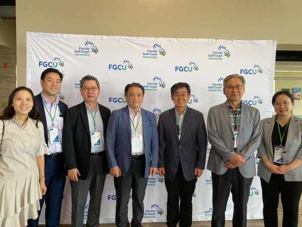 WURI 2023 컨퍼런스에 참여한 국내 대학 관계자들이 기념촬영을 하고 있다. (오른쪽에서 세 번째 한밭대 최종인 교수)