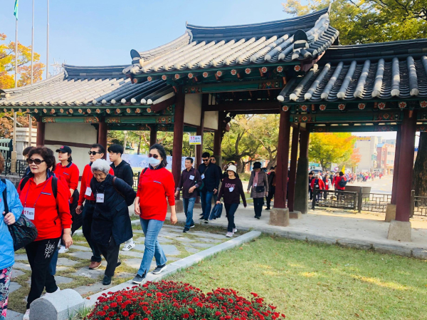 올해 5월 주말 수많은 순례객들이 홍주아문을 지나 홍주성지 중 하나인 홍주목사 동헌으로 들어오고 있다