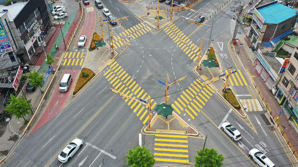 부춘초등학교 노란색 횡단보도 모습