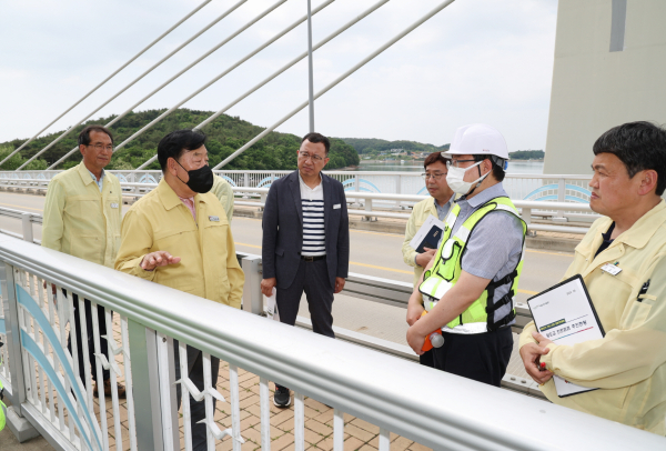 지난 19일 안면읍 황도교에서 진행된 현장 점검 모습.