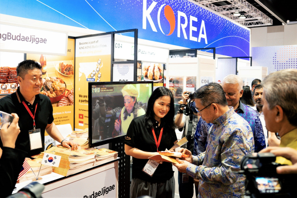 FIM 2023 박람회 ‘한국관’을 찾은 말레이시아 부총리 * 파딜라 유소프(Ahmad Zahid Hamidi Fadillah Yusof) 말레이시아 부총리(우측 2번째)