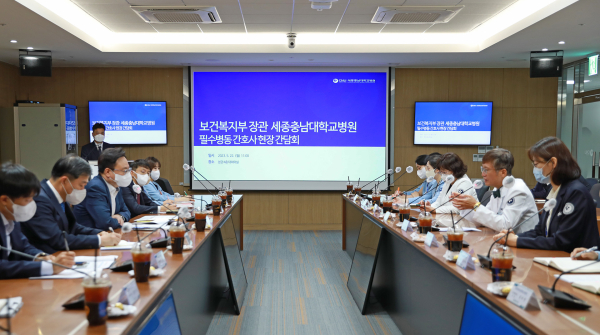 조규홍 보건복지부 장관 등이 참석한 가운데 필수병동 근무 간호사 현장 간담회 개최 모습