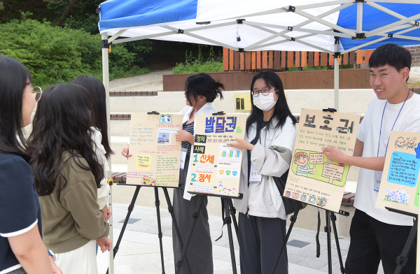 ‘2023 아동 권리 캠페인’를 주최한 순천향대 교내 동아리 굿네이버스, 청아랑 부원들이 재학생에게 아동의 4대 권리에 대해 소개하고 있다.