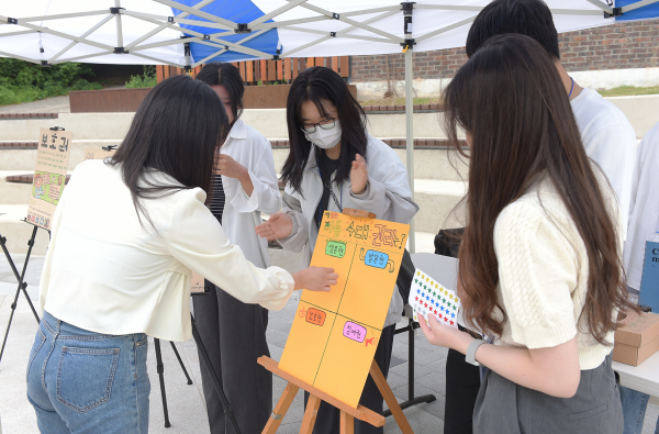 ‘2023 아동 권리 캠페인’에 참가한 재학생이 즐겁게 설문조사를 임하고 있다.