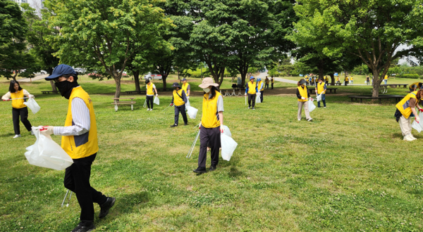 22일, 수도권본부 임직원 40여명이 한강공원에서 환경정화 활동 진행 모습