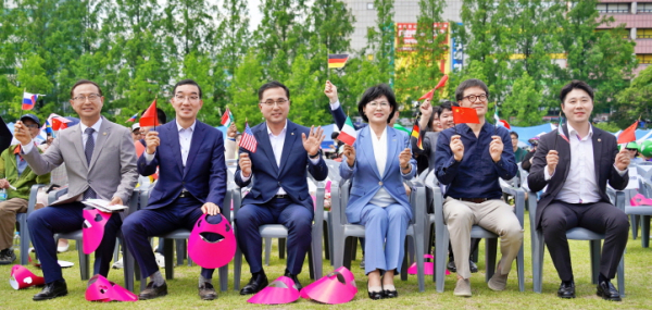 (사진 왼쪽부터) 민경배 대전시의회 복지환경위원장, 김광신 대전 중구청장, 박희조 대전 동구청장, 김인식 대전시사회서비스원장, 이석봉 대전시 경제과학부시장, 김진오 대전시의회 부의장