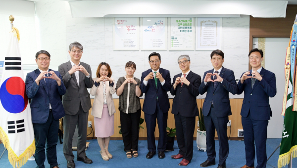 한국농수산식품유통공사 김춘진 사장(우측4번째), 나가이 마사토 주한일본대사관 경제부 참사관(우측3번째)