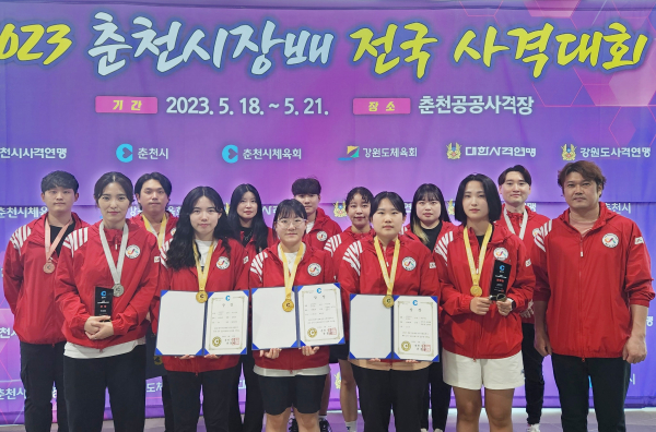 서산시청 사격팀 기념촬영 모습(왼쪽부터 최보람, 정미라, 박성현, 오정은, 박해미, 유현영, 강준기, 이은서, 염다은, 김희선, 김예슬, 김기원, 소승섭)