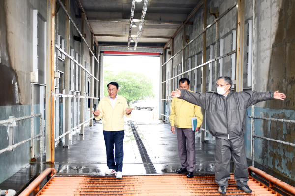 이용록 홍성군수가 방역시설 현장점검을 하고있다