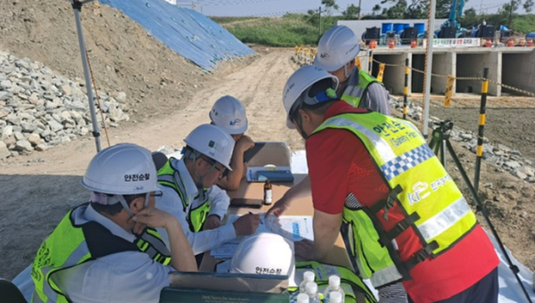 논산 원봉지구 수리시설개보수사업 현장점검 사진